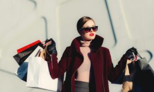webfreen.com fashion travel-friendly clothing set including jacket, tote bag, and sneakers